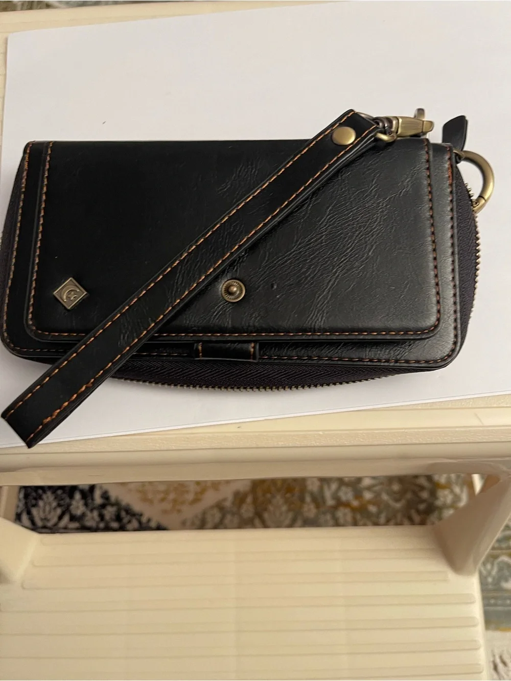 Pur Black Leather Zip-Top Men's Wallet with Brown Stitching